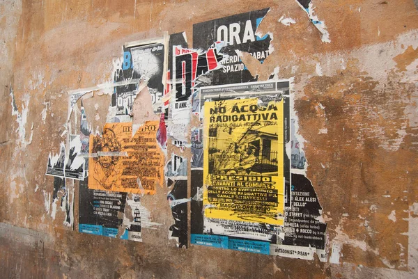 Utcai Plakátok Graffitis Falon Pisában Toszkánában — Stock Fotó