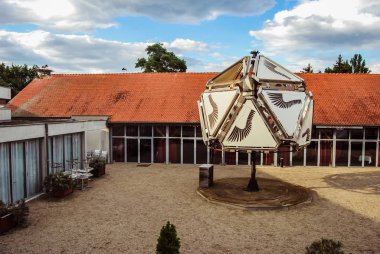 Ungersheim, Fransa - 21 Temmuz 2012: Alsace Ecomuseum, açık hava yaşam müzesinin girişi, zanaatkarların sunumu ve bir köyün geleneksel evleri