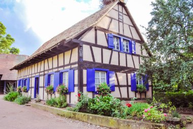 Ungersheim, Fransa - 21 Temmuz 2012: Alsace Ecomuseum, açık hava yaşam müzesinin girişi, zanaatkarların sunumu ve bir köyün geleneksel evleri
