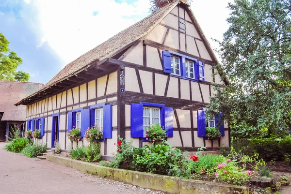 Ungersheim, Fransa - 21 Temmuz 2012: Alsace Ecomuseum, açık hava yaşam müzesinin girişi, zanaatkarların sunumu ve bir köyün geleneksel evleri