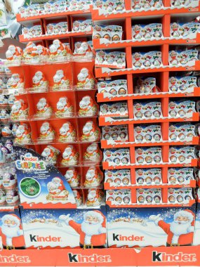 Mont-Saint-Martin, Fransa - 29 Kasım 2019: Fransız Kinder Sürpriz Çikolatası süpermarket Auchan 'da Noel kutlamaları için sergileniyor