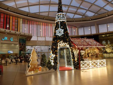 Mont-Saint-Martin, Fransa - 29 Kasım 2019: Noel ağacı ve Auchan alışveriş merkezindeki parlak dekorasyon