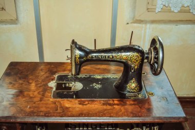 Ungersheim, Fransa - 21 Temmuz 2012: Alsace Ecomuseum 'daki eski bir geleneksel Alsas evinde eski bir vintage Singer dikiş makinesi