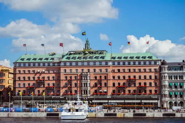 Stockholm, İsveç - 5 Ağustos 2012: Sdra Blasieholmshamnen 'deki Grand Hotel