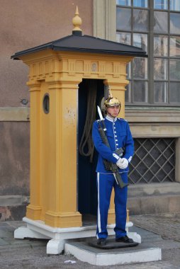 Stockholm, İsveç - 5 Ağustos 2012: üniformalı asker, Gamla Stan, Kungliga 'daki Kraliyet Sarayı önünde kraliyet muhafızı.