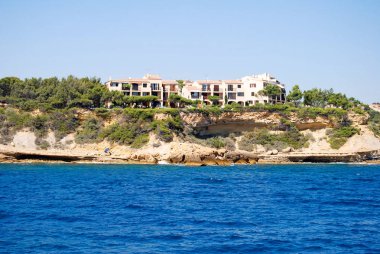 Provence, Marsilya 'da ufuk çizgisi ve dağlık kayaları olan güzel deniz manzarası.