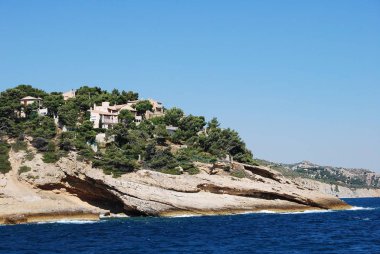 Provence, Marsilya 'da dağ kayaları, ağaçlar ve güzel villalar olan güzel deniz manzarası.