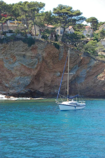 Belo Barco Marinheiro Mar Lado Uma Montanha Rocha Provença Marselha — Fotografia de Stock