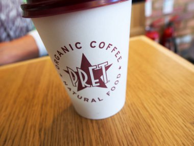 Londra, İngiltere - 28 Eylül 2015: Tottenham Court Road Pret A Manger 'dan kahve
