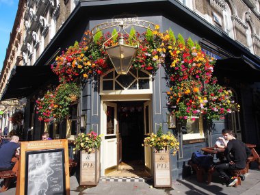 Londra, İngiltere - 28 Eylül 2015: Fullers Ale & Pie House, the Jack Horner, Tottenham Court Road 'un dış cephesi. Bir İngiliz barı ve restoranı.