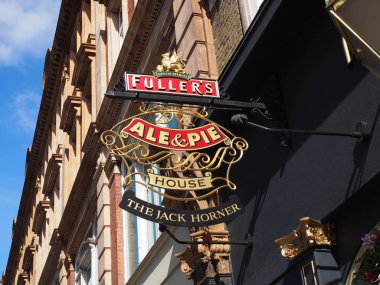 Londra, İngiltere - 28 Eylül 2015: Fullers Ale & Pie House, the Jack Horner, Tottenham Court Road 'un dış cephesi. Bir İngiliz barı ve restoranı.