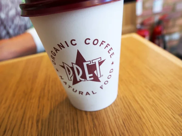 Londra, İngiltere - 28 Eylül 2015: Tottenham Court Road Pret A Manger 'dan kahve