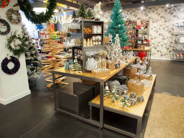 Londra, İngiltere - 28 Eylül 2015: Tottenham Court Road 'daki British Paperchase kırtasiye malzemeleri, kartlar, hediyelik eşya dükkanının içi. Noel ağacı süslemesi