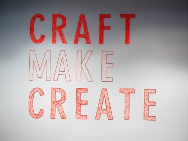 Londra, İngiltere - 28 Eylül 2015: Tottenham Court Road Workshop bölümü, sicim sanatı, boyama haritası bölümündeki British Paperchase kırtasiye malzemeleri, kartlar, hediyeler ve sanat malzemeleri dükkanının içi