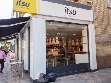 Londra, İngiltere - 28 Eylül 2015: Tottenham Court Road 'da tipografik tebrik kartları gösterimi