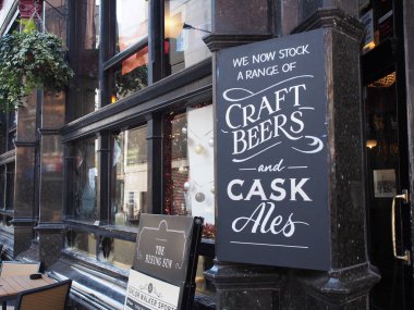 Londra, İngiltere - 28 Eylül 2015: Tottenham Court Road 'daki Yükselen Güneş İngiliz halk barı