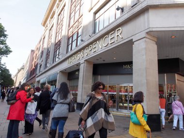 Londra, İngiltere - 28 Eylül 2015: The British Marks & Spencer Tottenham Court Road 'dan alışveriş