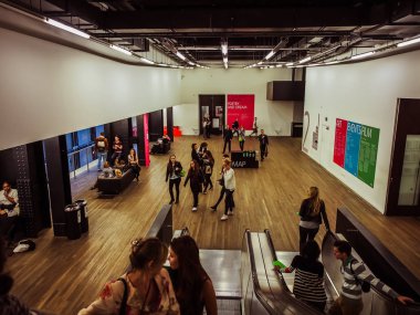 Londra, İngiltere - 29 Eylül 2015: Tate Modern Müzesi 'nin içinde, Bankside Modern ve Çağdaş Sanat Müzesi