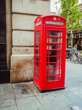 Londra, İngiltere - 28 Eylül 2015: İngiliz geleneksel kırmızı telefon kulübesi, telefon kulübesi