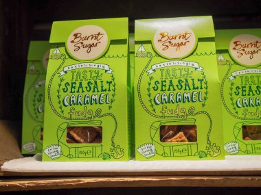 Londra, İngiltere - 28 Eylül 2015: Yakılmış Şeker Lezzetli deniz tuzu karamel şekerlemesi şirin bir el çizimi paketinde