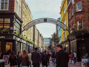 Londra, İngiltere - 28 Eylül 2015: Carnaby Caddesi, yayalar arası alışveriş caddesi - Soho, Westminster