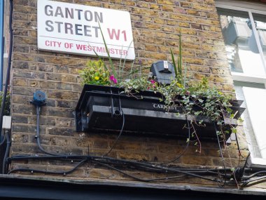 Londra, İngiltere - 29 Eylül 2015: Ganton Caddesi tabelası - Westminster Şehri