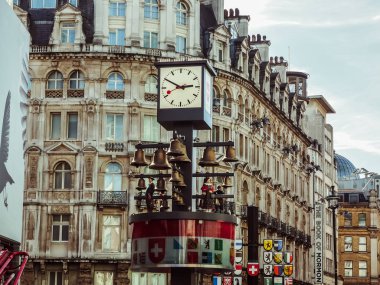 Londra, İngiltere - 29 Eylül 2015: Leicester Meydanı, Londra 'da İsviçre Glockenspiel saati