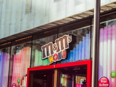 Londra, İngiltere - 29 Eylül 2015: M & M & M World mağazasının içinde çikolatalı hediyeler, iş sanatı, şekerlemeler, kıyafetler