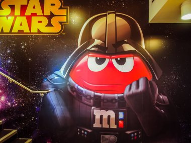 Londra, İngiltere - 29 Eylül 2015: M & M & M World mağazasının içinde çikolatalı hediyeler, iş sanatı, şekerlemeler, kıyafetler