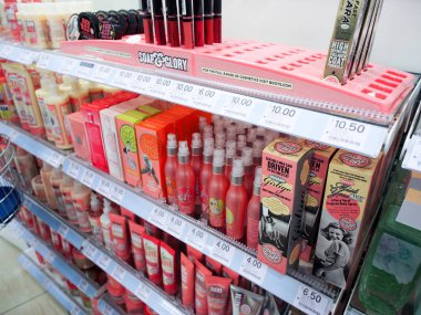 Londra, İngiltere - 29 Eylül 2015: Boots Eczanesi ve Güzellik Dükkanı 'nda Sabun ve İhtişam