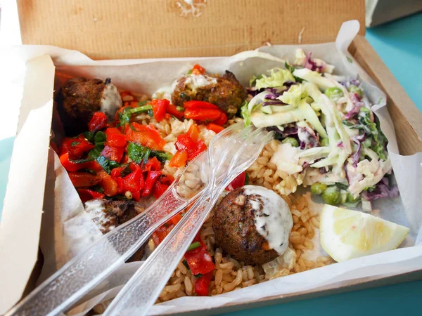 Taze vejetaryen ve lahana salatası, falafel, limon, pirinç ve kırmızı biberli sağlıklı beslenme çantası. Yemek hazır.