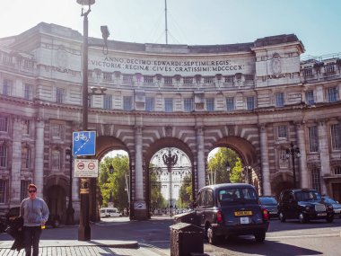 Londra, İngiltere - 29 Eylül 2015: Trafalgar Meydanı ile The Mall arasında bulunan Deniz Kuvvetleri Kemeri - Sir Aston Webb tarafından tasarlandı.