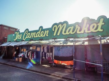 Londra, İngiltere - 29 Eylül 2015: Camden Market / Camden Lock, Camden 'da sadece yaya yolu ve büyük perakende pazarları 