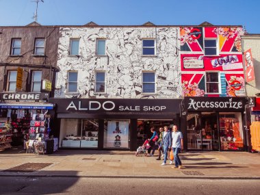 Londra, İngiltere - 29 Eylül 2015: Camden Market / Camden Lock, Camden 'da sadece yaya yolu ve büyük perakende pazarları 