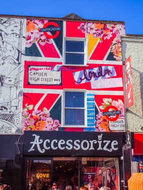 Londra, İngiltere - 29 Eylül 2015: Camden Market / Camden Lock, Camden 'da sadece yaya yolu ve büyük perakende pazarları 