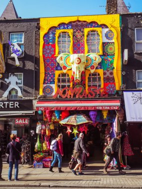 Londra, İngiltere - 29 Eylül 2015: Camden Market / Camden Lock, Camden 'da sadece yaya yolu ve büyük perakende pazarları 