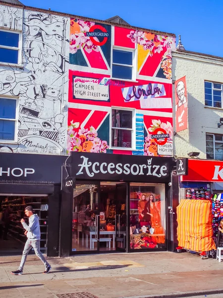 Londra, İngiltere - 29 Eylül 2015: Camden Market / Camden Lock, Camden 'da sadece yaya yolu ve büyük perakende pazarları 