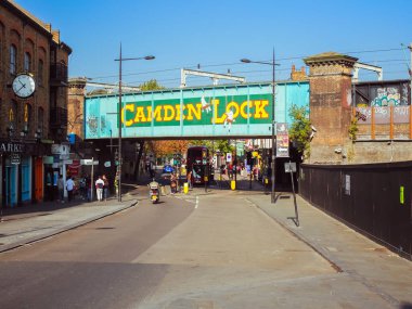 Londra, İngiltere - 29 Eylül 2015: Camden Market / Camden Lock, Camden 'da sadece yaya yolu ve büyük perakende pazarları 