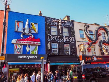 Londra, İngiltere - 29 Eylül 2015: Camden Market / Camden Lock, Camden 'da sadece yaya yolu ve büyük perakende pazarları 