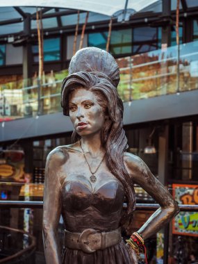 Londra, İngiltere - 29 Eylül 2015: Ahır Camden Kilidi 'nde Amy Winehouse heykeli
