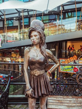 Londra, İngiltere - 29 Eylül 2015: Ahır Camden Kilidi 'nde Amy Winehouse heykeli