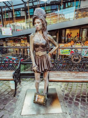 Londra, İngiltere - 29 Eylül 2015: Ahır Camden Kilidi 'nde Amy Winehouse heykeli