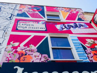 Londra, İngiltere - 29 Eylül 2015: Camden Market / Camden Lock, Camden 'da sadece yaya yolu ve büyük perakende pazarları