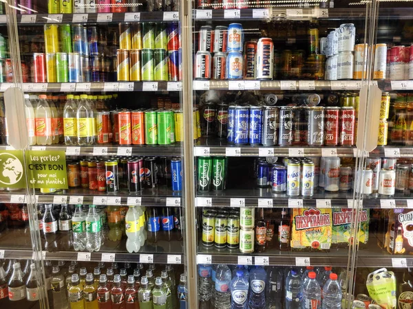 Charleroi Bélgica Dezembro 2019 Refrigerantes Cerveja Uma Mercearia — Fotografia de Stock