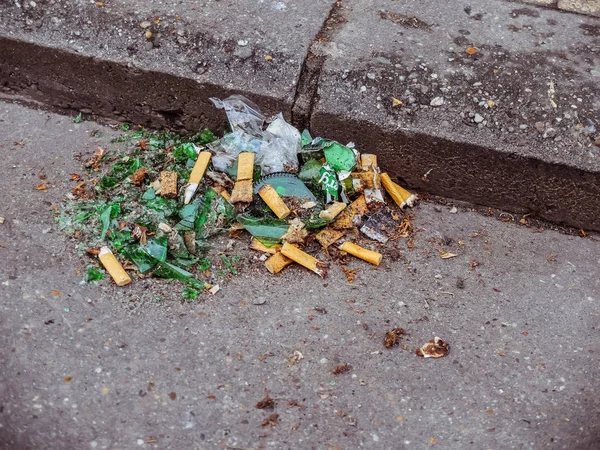 Rozbitá Láhev Piva Cigaretovými Nedopalky — Stock fotografie
