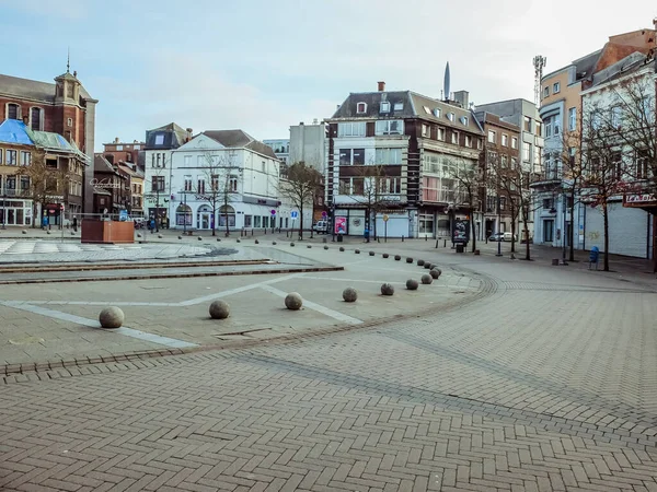 Charleroi, Belçika - 28 Aralık 2019: Charles II 'yi Saint-Christophe kilisesi ve belediye binasına yerleştirin. Şehrin tarihi merkezi.