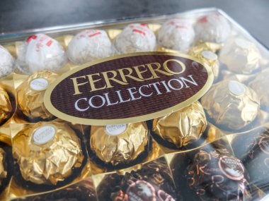 Charleroi, Belçika - 28 Aralık 2019: Raffaello, Ferrero Rocher ve Rond Noirs ile Ferrero Çikolatalı Pralines koleksiyon kutusu