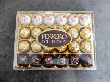 Charleroi, Belçika - 28 Aralık 2019: Raffaello, Ferrero Rocher ve Rond Noirs ile Ferrero Çikolatalı Pralines koleksiyon kutusu