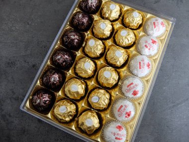 Charleroi, Belçika - 28 Aralık 2019: Raffaello, Ferrero Rocher ve Rond Noirs ile Ferrero Çikolatalı Pralines koleksiyon kutusu