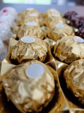 Charleroi, Belçika - 28 Aralık 2019: Fındıklı Ferrero Rocher çikolatalı pralinler